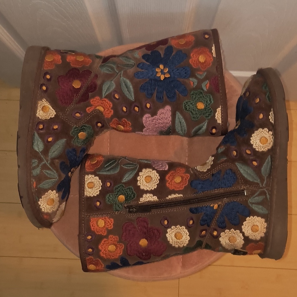 UGG Wahine Floral Embroidered Suede Boots Size 6 Rare Vintage Limited Edition - Picture 4 of 11